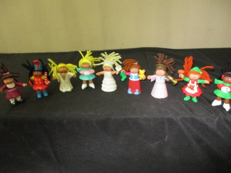 lot 140 image: Cabbage Patch Collector Toys