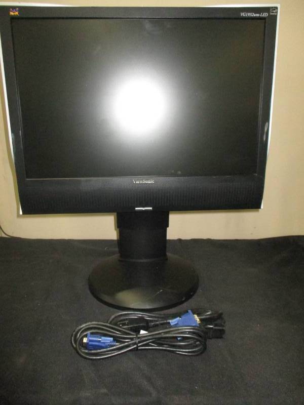lot 179 image: 19 Adjustable Height View Sonic Computer Screen with cords