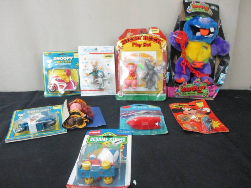 lot 194 image: Antique snoopy and other toys