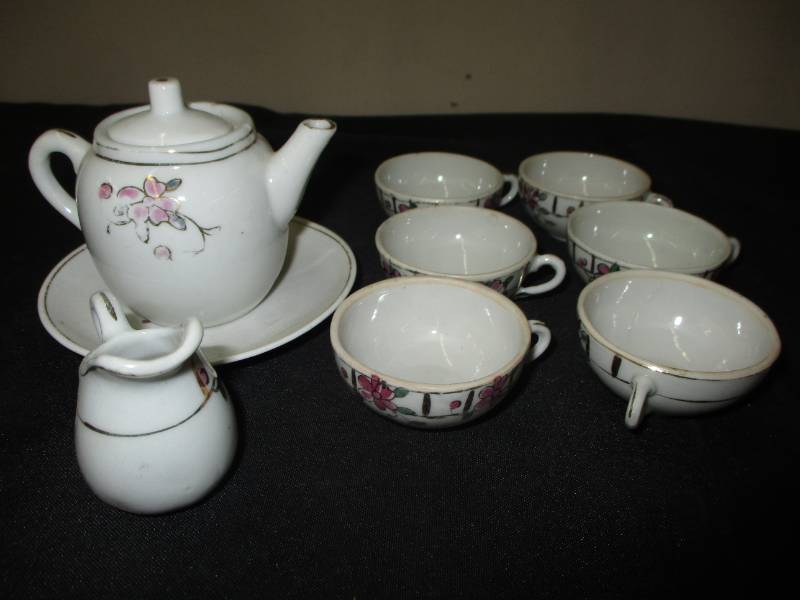 lot 198 image: Small Kids Tea Set
