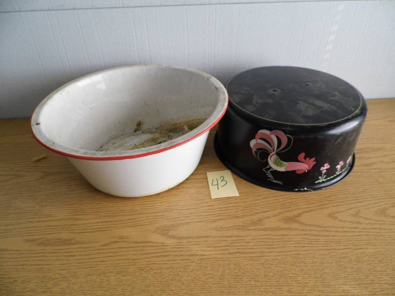 lot 43 image: Enamelware Bowl- Metal Cake Cover