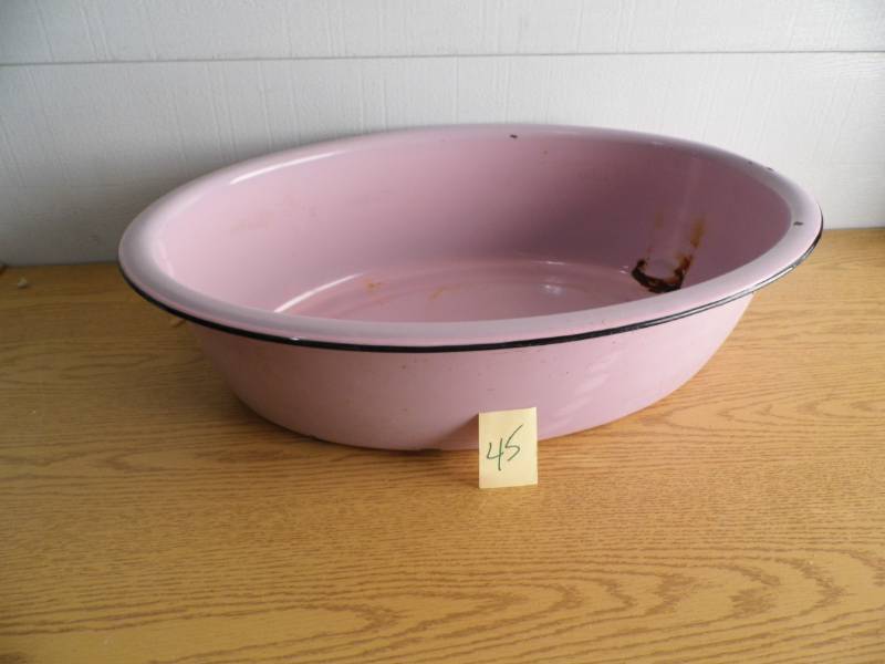 lot 45 image: Large Pink Enamelware Basin