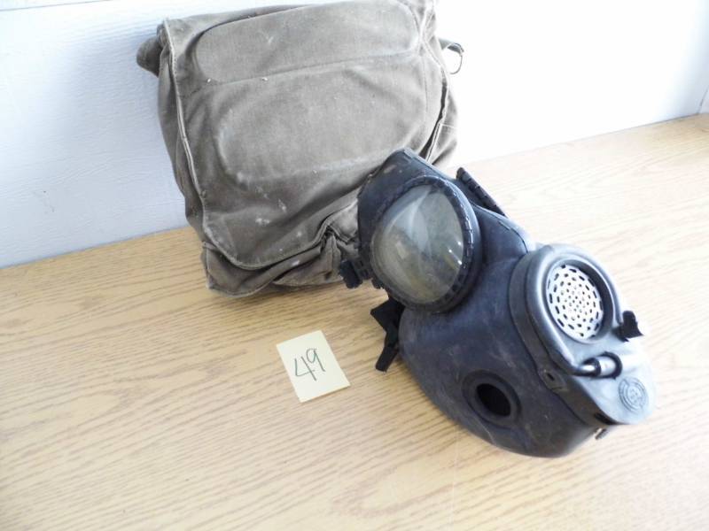 lot 49 image: Gas Mask w Carry Pouch