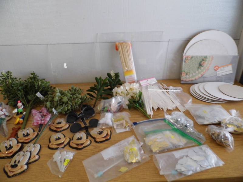 lot 92 image: Cake Decorating Items