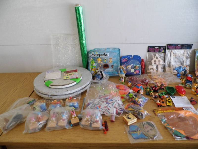 lot 95 image: Cake Decorating Items