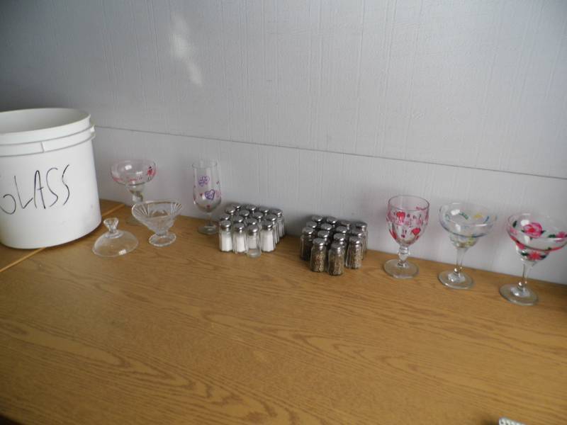 lot 97 image: S & P Shakers - Glasses - Bucket