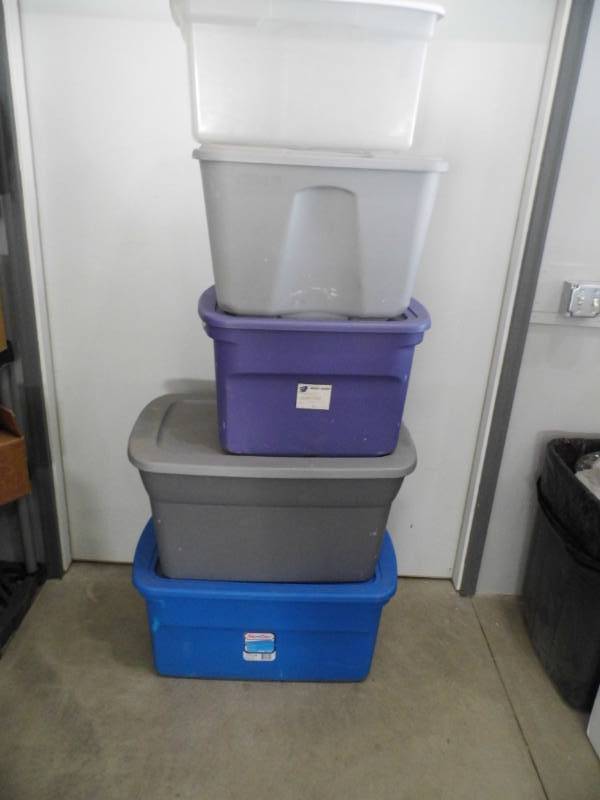 lot 131 image: Lot of 5 Assorted Totes w Lids