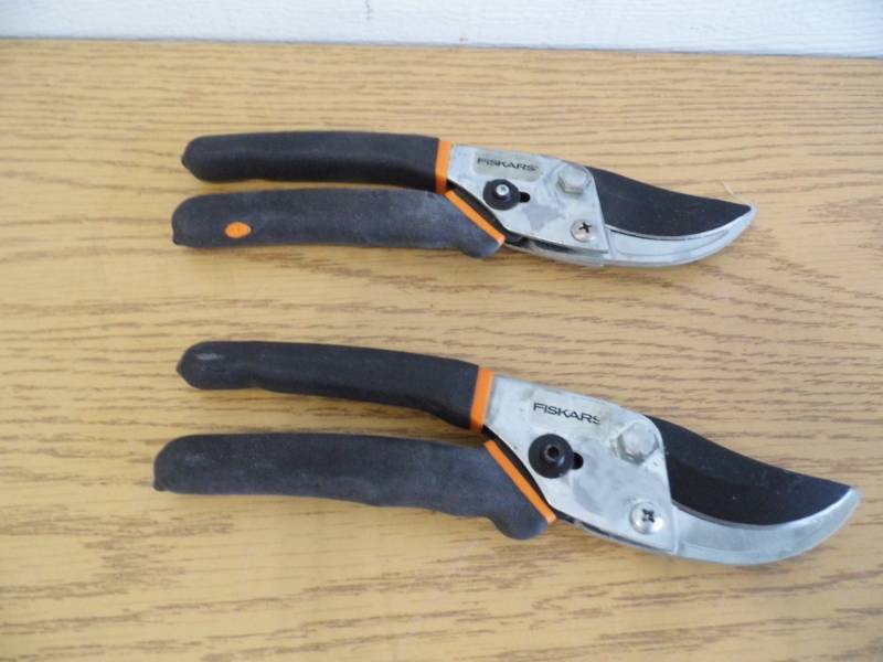 lot 142 image: Lot of 2 Pair Fiskars