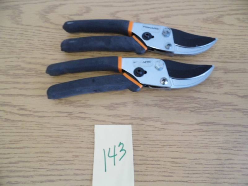 lot 143 image: Lot of 2 Pair Fiskars