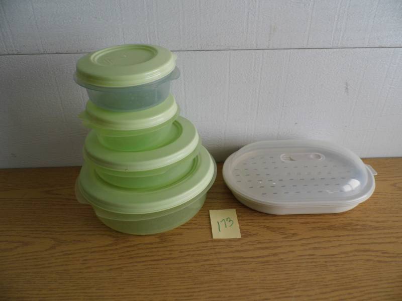 lot 173 image: Rubbermaid Containers - Steamer