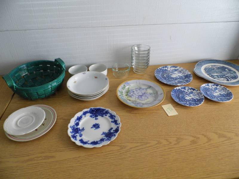 lot 178 image: Currier & Ives - Pyrex - Dishes