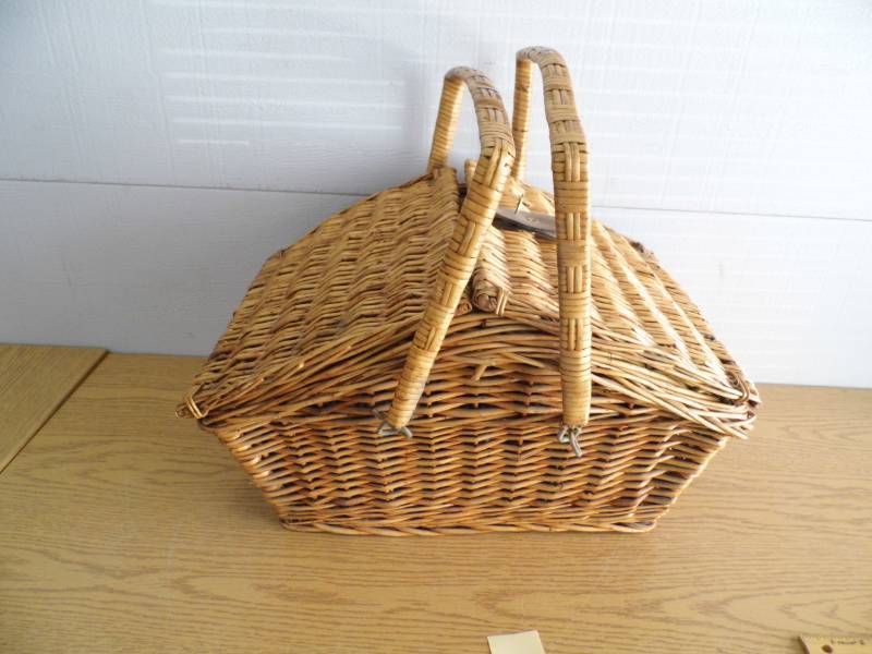 lot 182 image: Picnic Basket