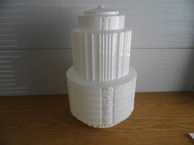 lot 184 image: Skyscraper Art Deco Milk Glass Shade