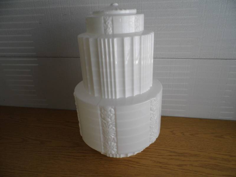 lot 185 image: Skyscraper Art Deco Milk Glass Shade