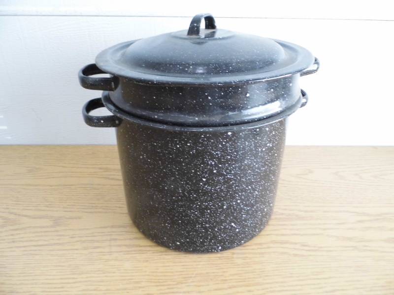 lot 191 image: Enamelware Kettle wStrainer
