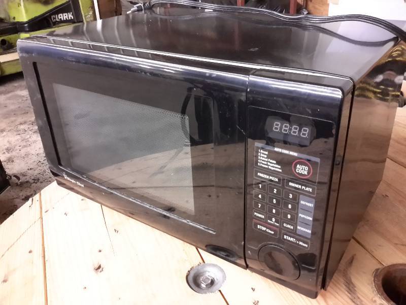 lot 35 image: Magic Chef Microwave