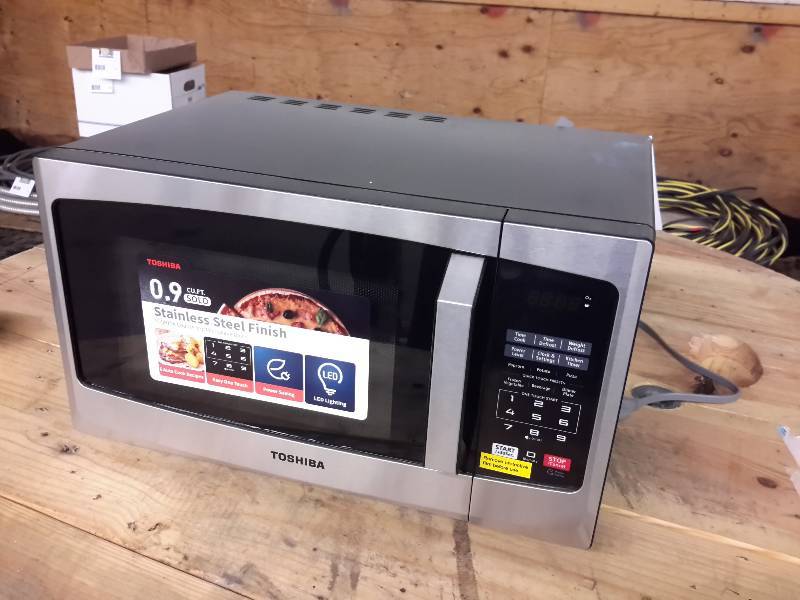 lot 38 image: Toshiba Microwave