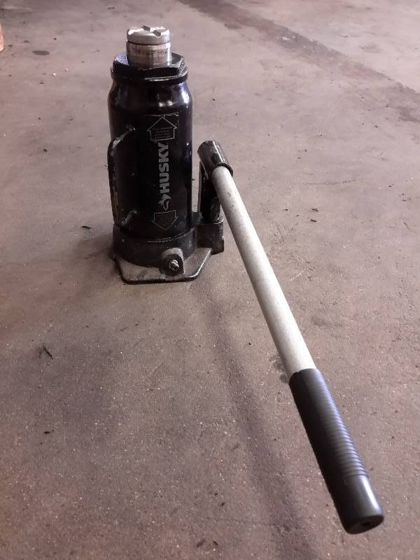 lot 20 image: Husky 12 Ton Bottle Jack