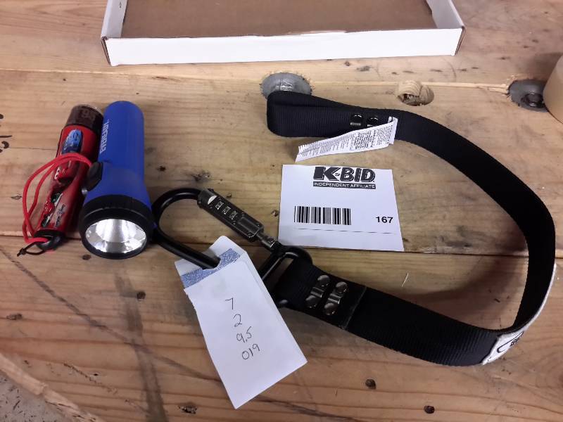 lot 167 image: 1 Lockable Carabiner, 2 Flashlights