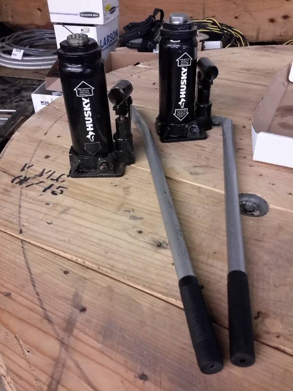 lot 17 image: 2 Husky 6 Ton Bottle Jacks