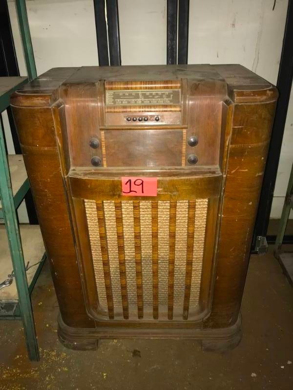 lot 19 image: Vintage Radio  Phonograph