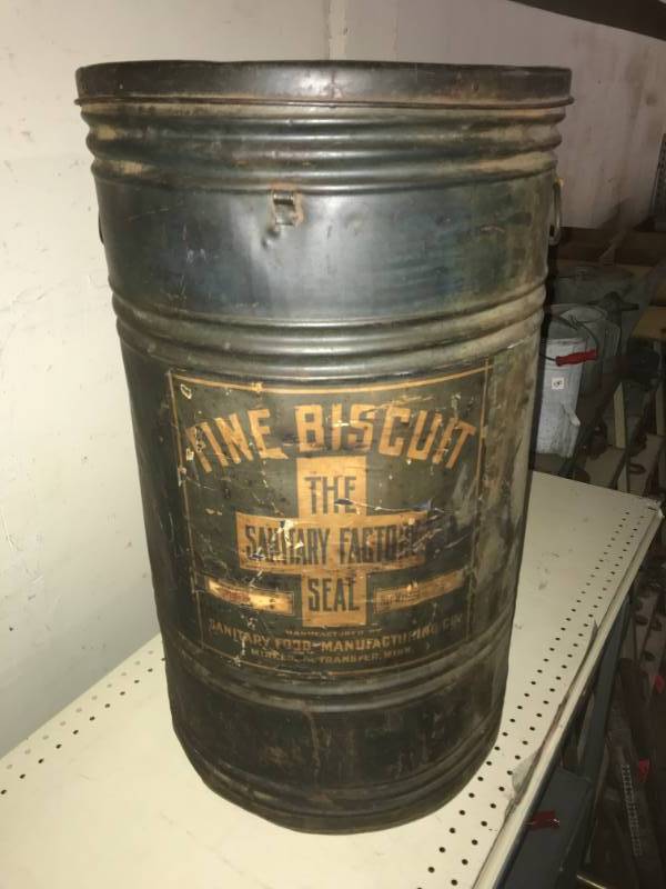 lot 31 image: Biscuit Tin Fine Biscuit Sanitary Food & Mfg Co. Minnesota Transfer, MN