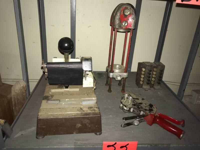 lot 33 image: Shelf of Misc Vintage Items