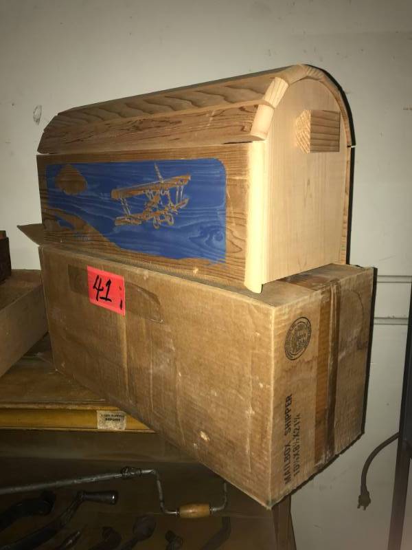 lot 41 image: Amish Cedar Mailbox - New