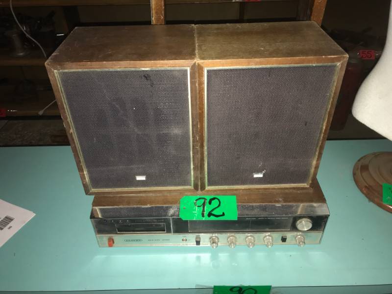 lot 92 image: Llyod 8 Track Player, AMFM Radio Receive, AM Shortwave Model