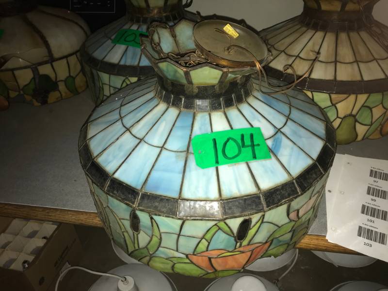 lot 104 image: Stained Glass Lamp c1970 - water lilies and cattails