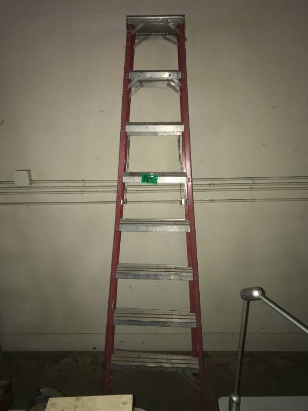 lot 146 image: 8 Ladder 300lbs OSHA Fiberglass Cuprum