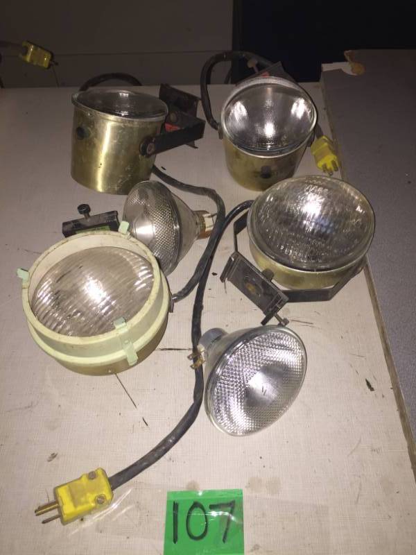 lot 107 image: Four light fixtures with six bulbs