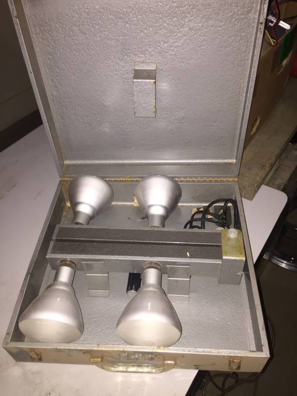 lot 126 image: Photo Equipment with 4 bulbs (floodlights) in vintage metal carry case