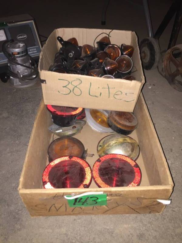 lot 143 image: Two boxes of Safety Lights