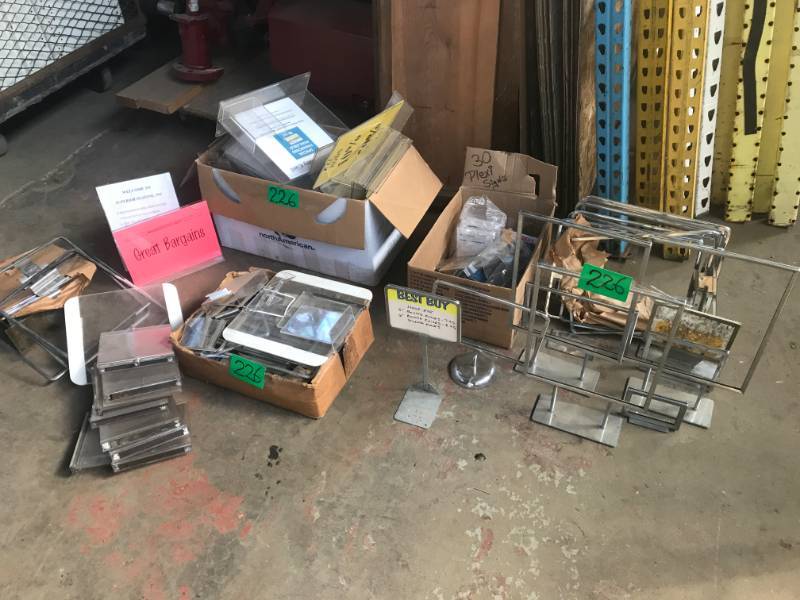 lot 226 image: Signholders, Plexi & Metal