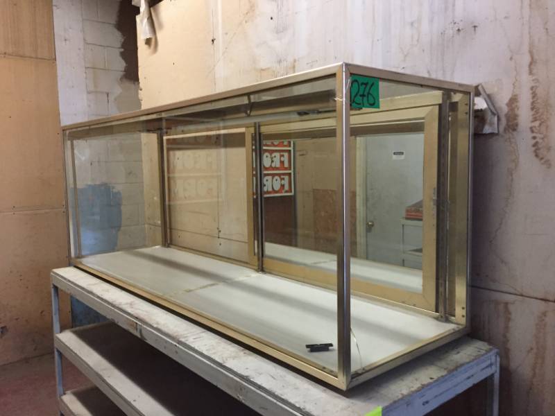 lot 276 image: Showcase with light & mirrored doors