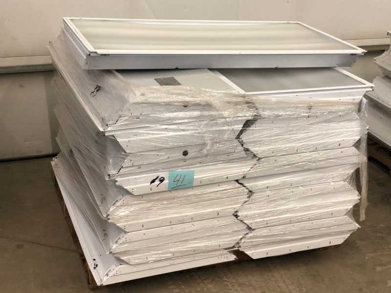 lot 41 image: Pallet Of (19) Light Fixtures