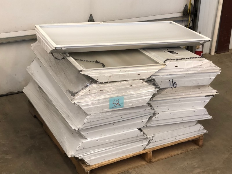 lot 42 image: Pallet Of (15) Light Fixtures