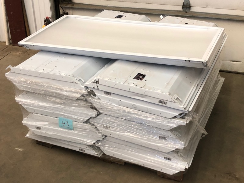 lot 43 image: Pallet Of (15) Light Fixtures