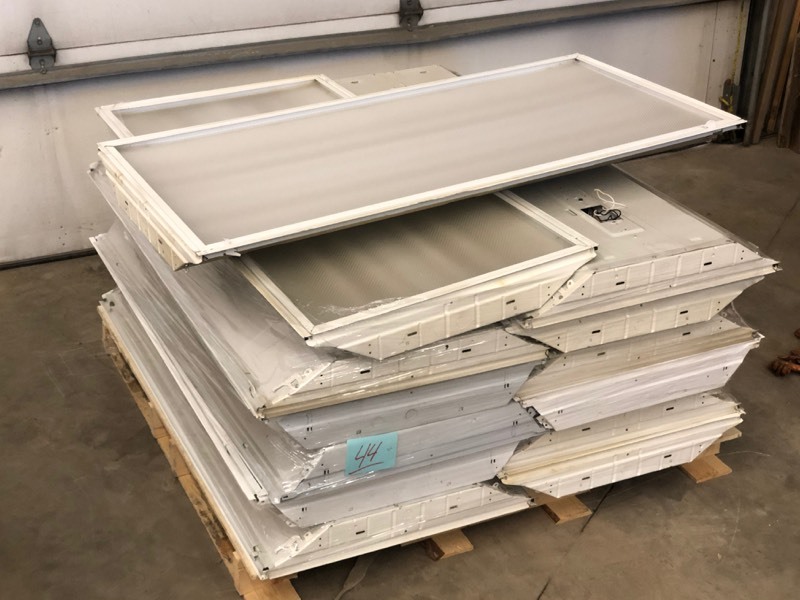 lot 44 image: Pallet Of (13) Light Fixtures