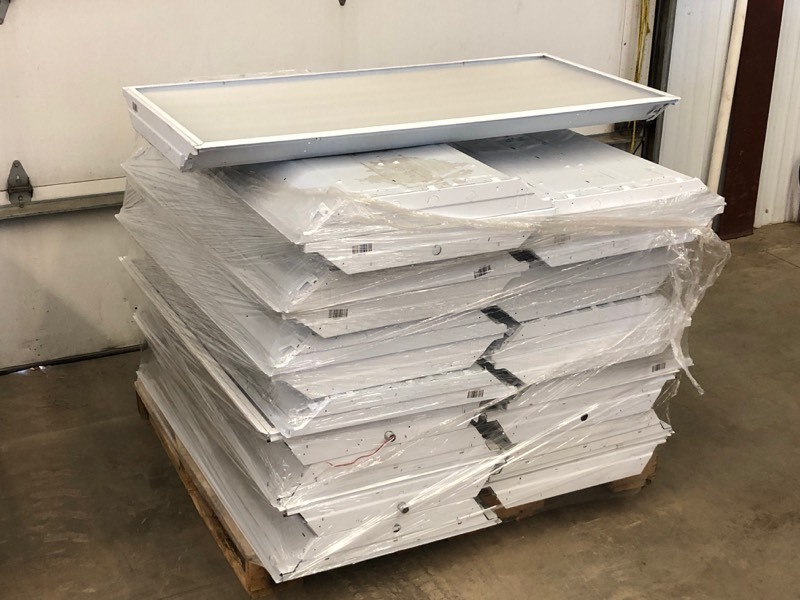 lot 45 image: Pallet Of (23) Light Fixtures