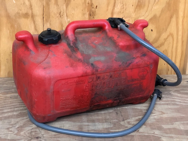 lot 26 image: Boat Motor Gas Tank With Hose