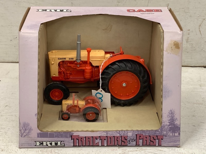 lot 8 image: (2) Case-600 Tractors