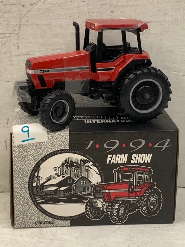 lot 9 image: Case IH Magnum Tractor