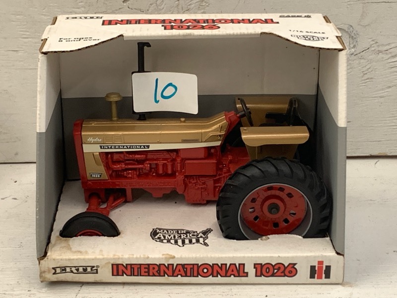 lot 10 image: International 1026 Tractor