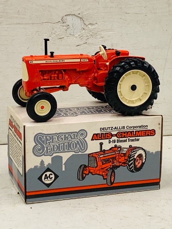 lot 20 image: Allis-Chalmers D-19 Diesel Tractor