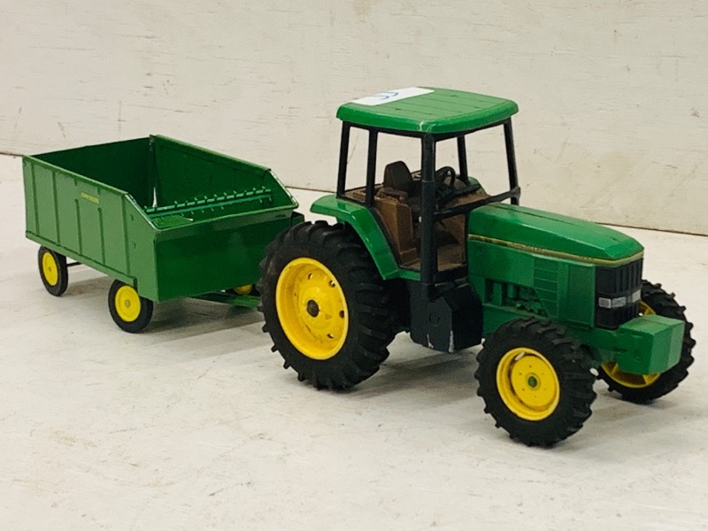 lot 33 image: John Deere 7600 Tractor With Manure Spreader