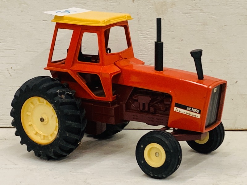 lot 34 image: Allis-Chalmers AC-7050 Tractor