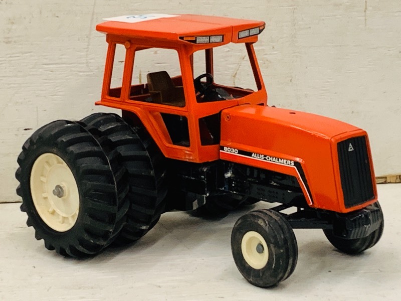 lot 35 image: Allis-Chalmers 8030 Tractor