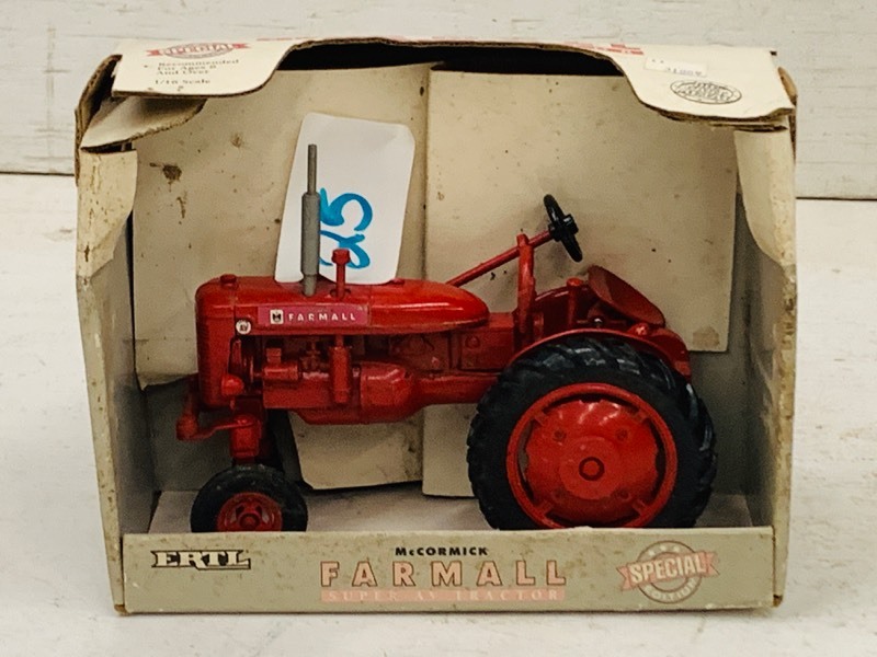 lot 25 image: Farmall Super-AV Tractor